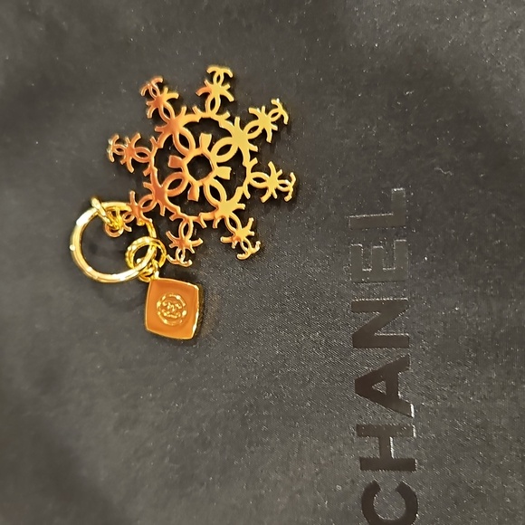 Chanel 2024 Snowflake Charm - Picture 3 of 6